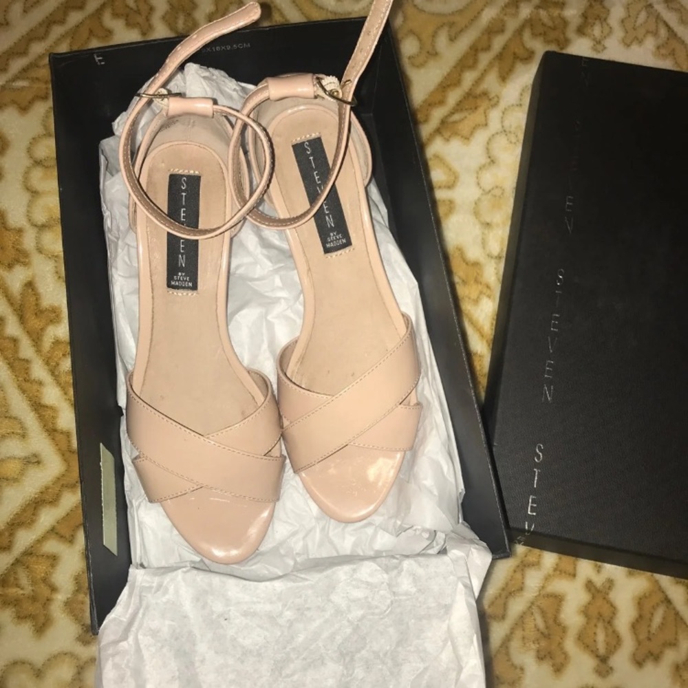 Steve Madden  nude pat size 6